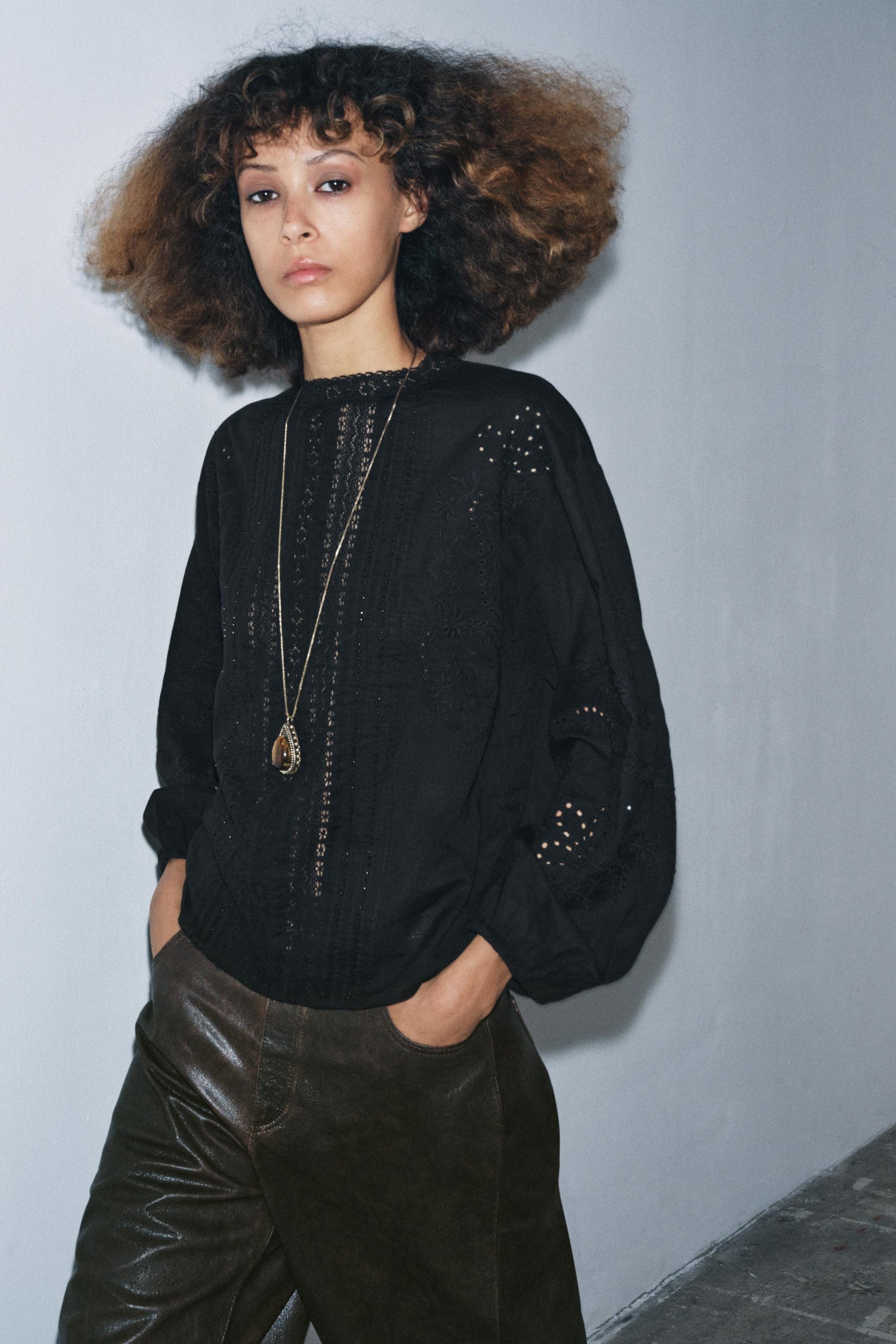 Besticktes Hemd mit Spitze