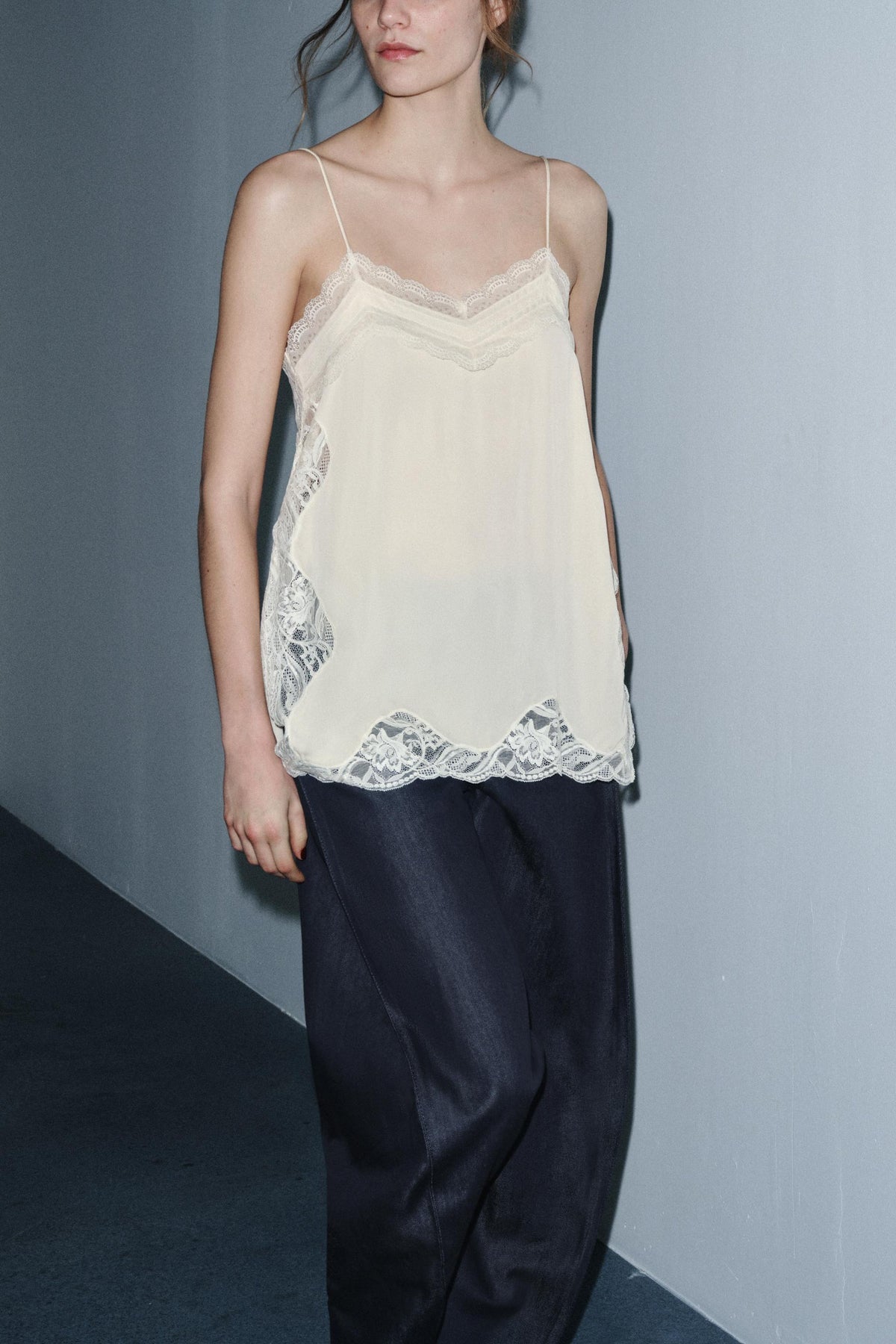 Trägertop mit Spitzenbesatz
