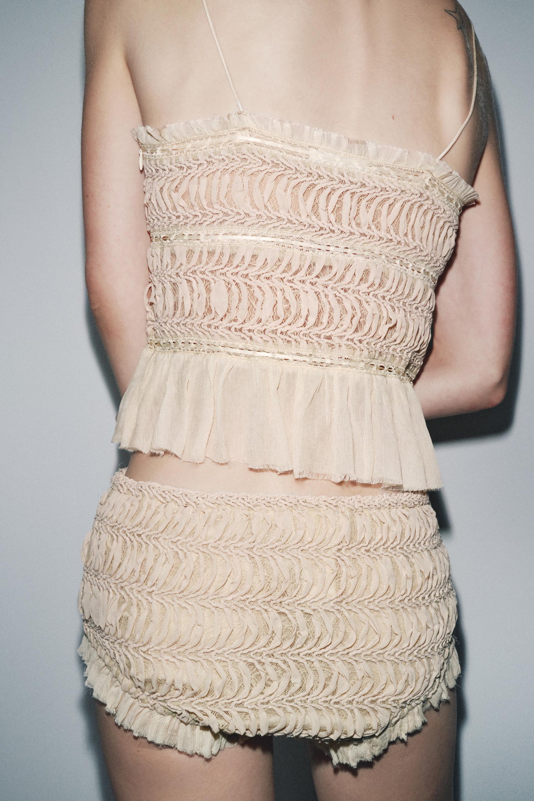 Modisches Oberteil mit Struktur und Kontrast