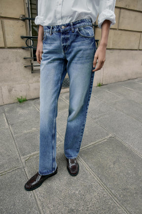 Gerade geschnittene Jeans mit niedrigem Bund