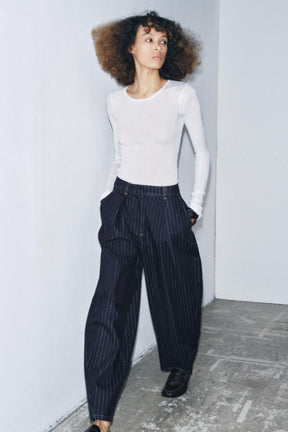 Gestreifte Ballonjeans mit mittelhohem Bund