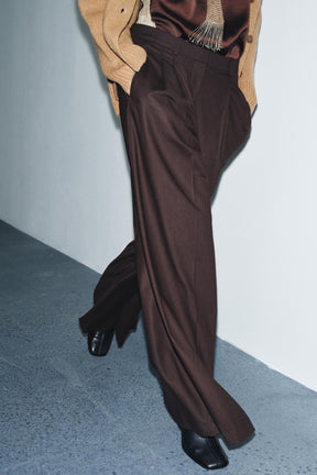 Weit geschnittene Hose mit Bundfalten