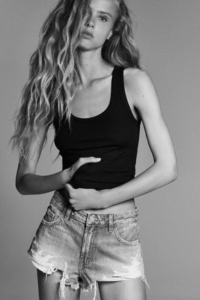 Zerrissene Jeansshorts mit mittelhohem Bund