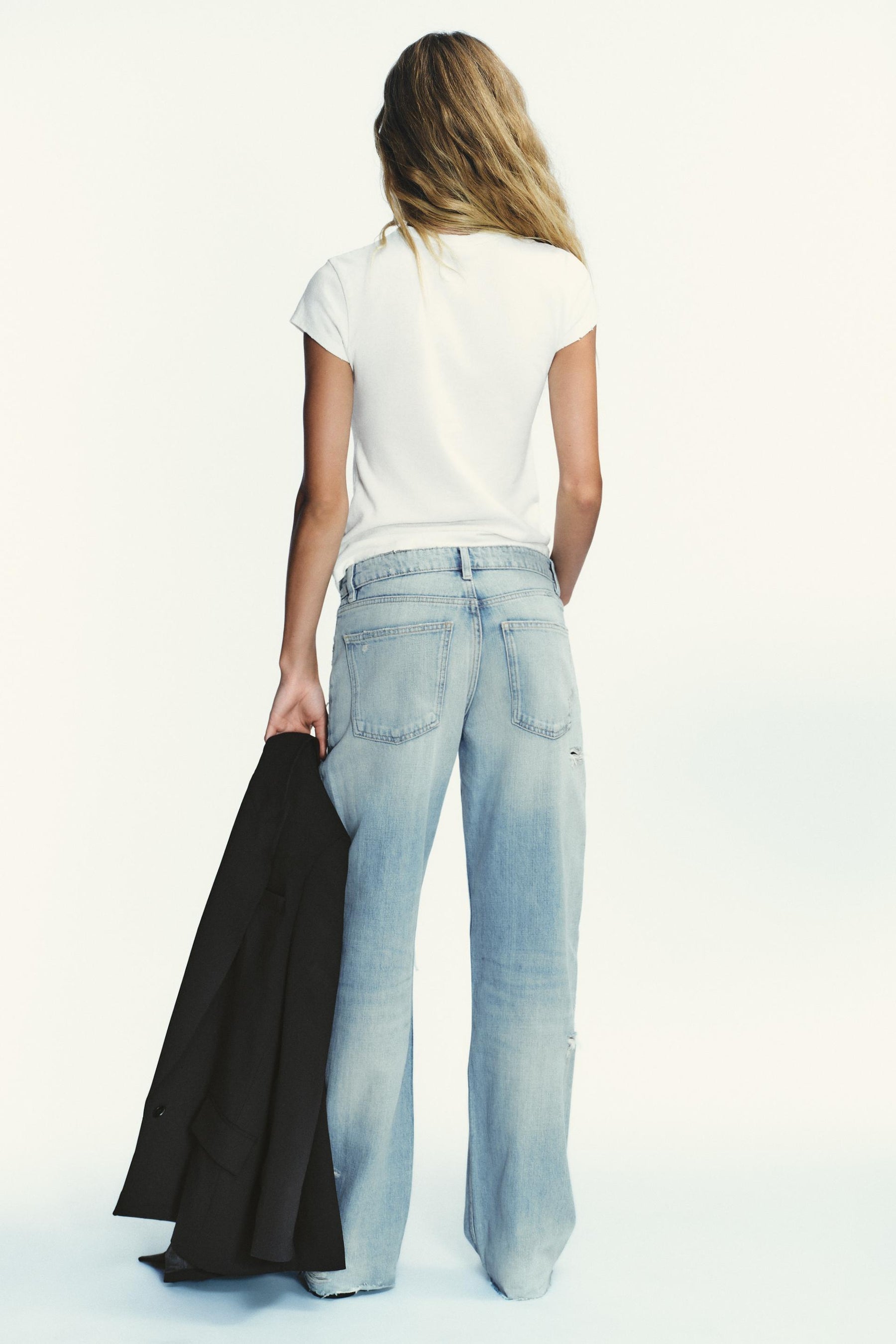 Jeans mit Rissen, weitem Bein und mittelhohem Bund