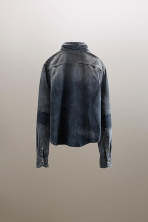 Ausgeblichenes, zerrissenes Jeanshemd