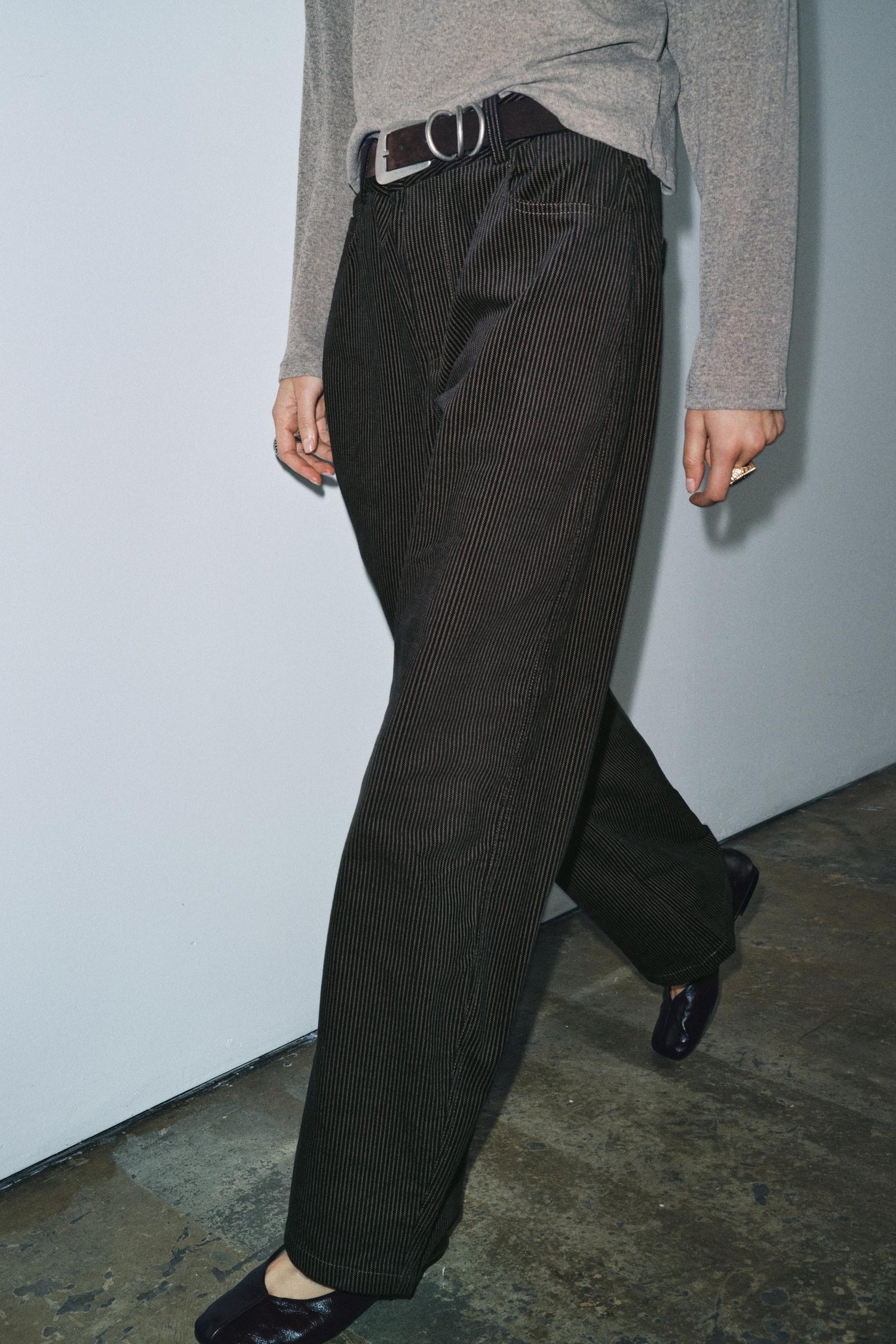 Gestreifte Hose mit weitem Bein