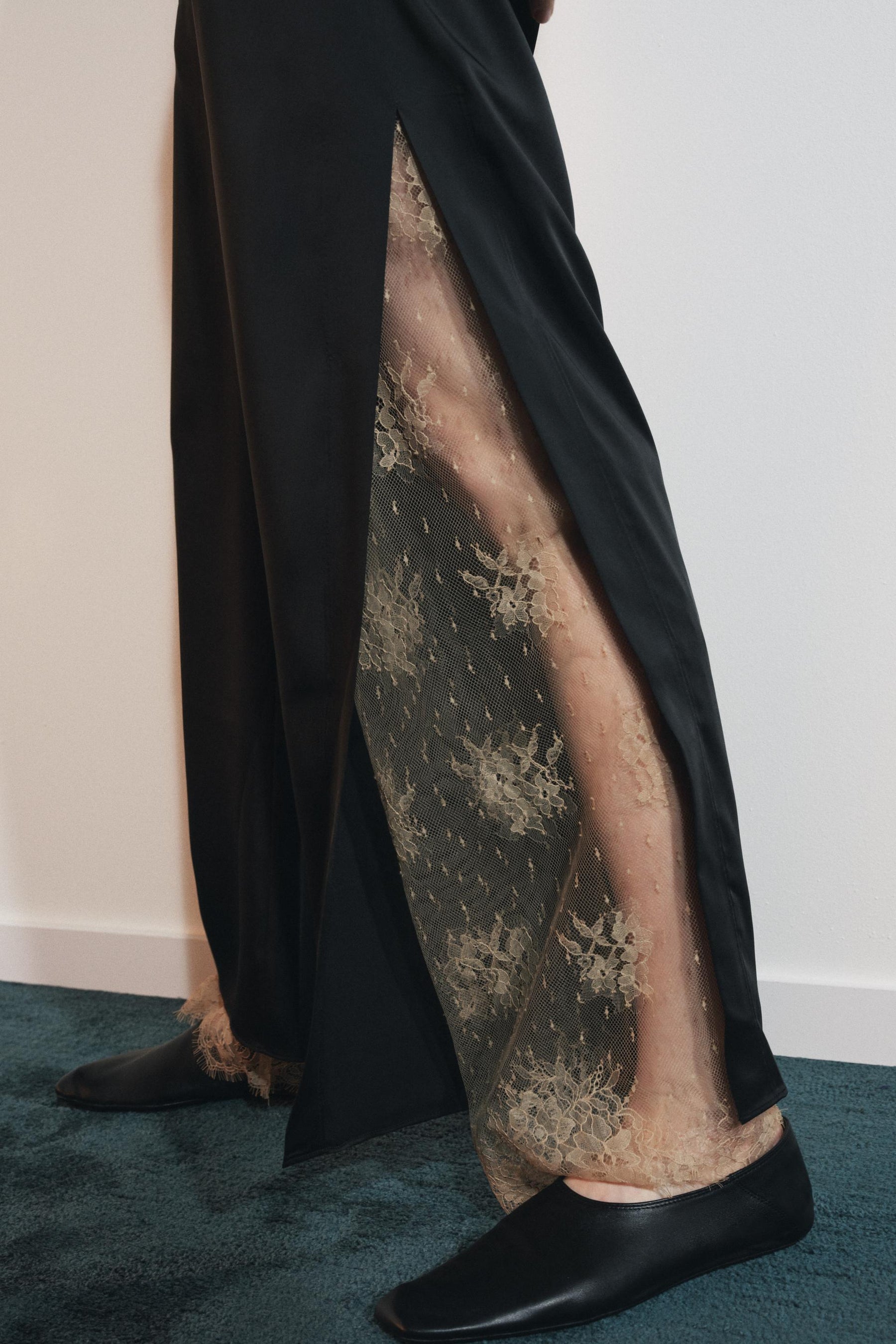 Satin-Spitzenhose mit Schlitz