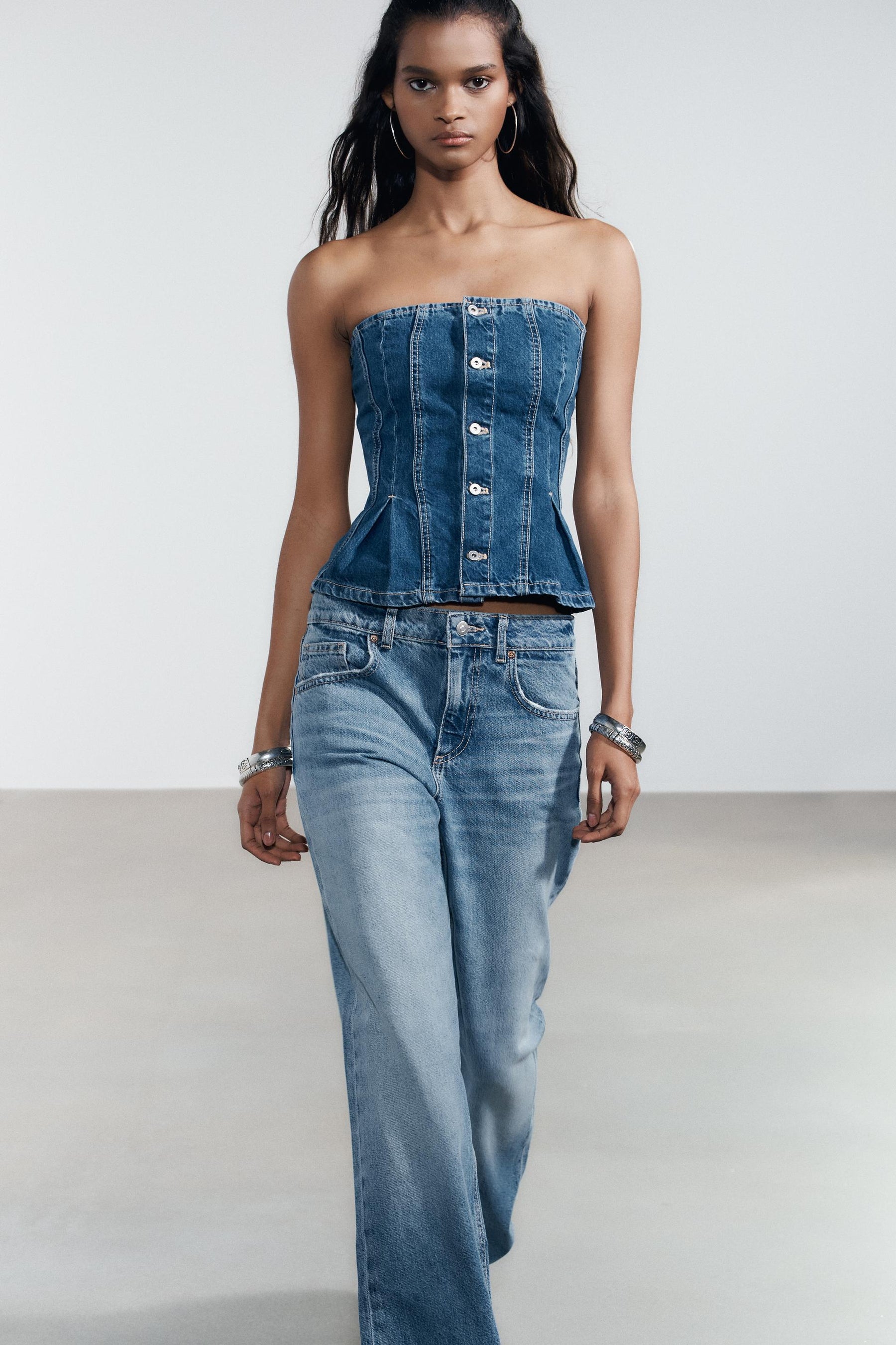 Jeans mit mittelhohem Bund und weitem Bein