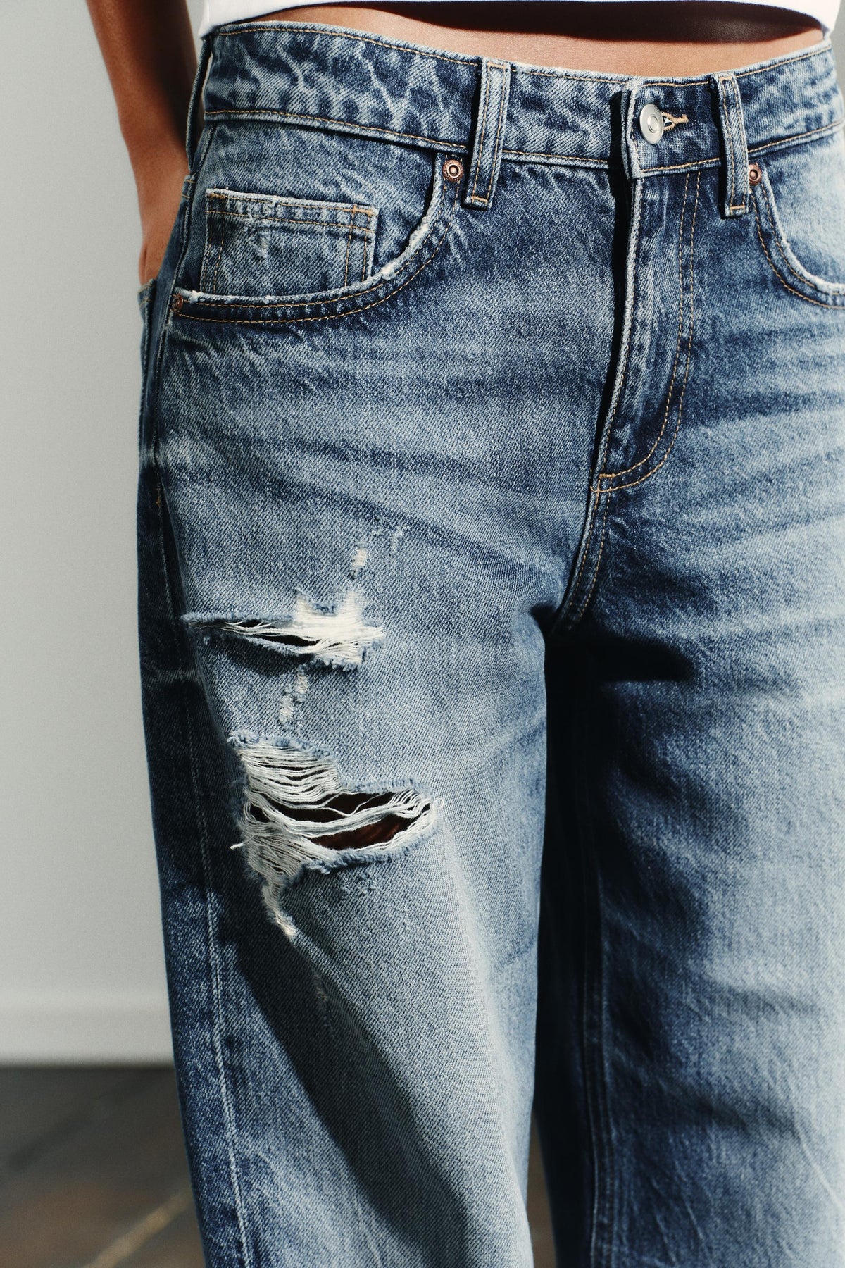 Weitbeinige Jeans mit Rissen