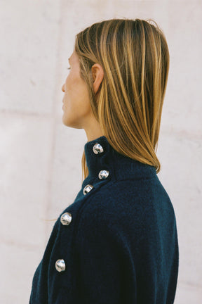 Weicher Strickpullover mit Knöpfen