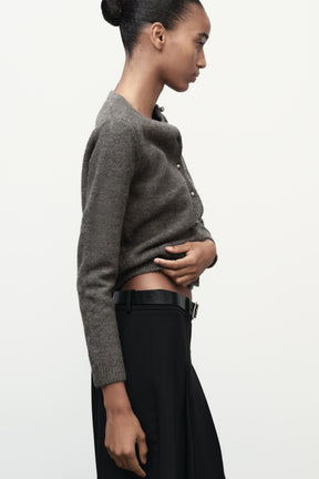 Strickjacke mit Metallknöpfen