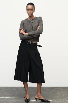 Strickjacke mit Metallknöpfen