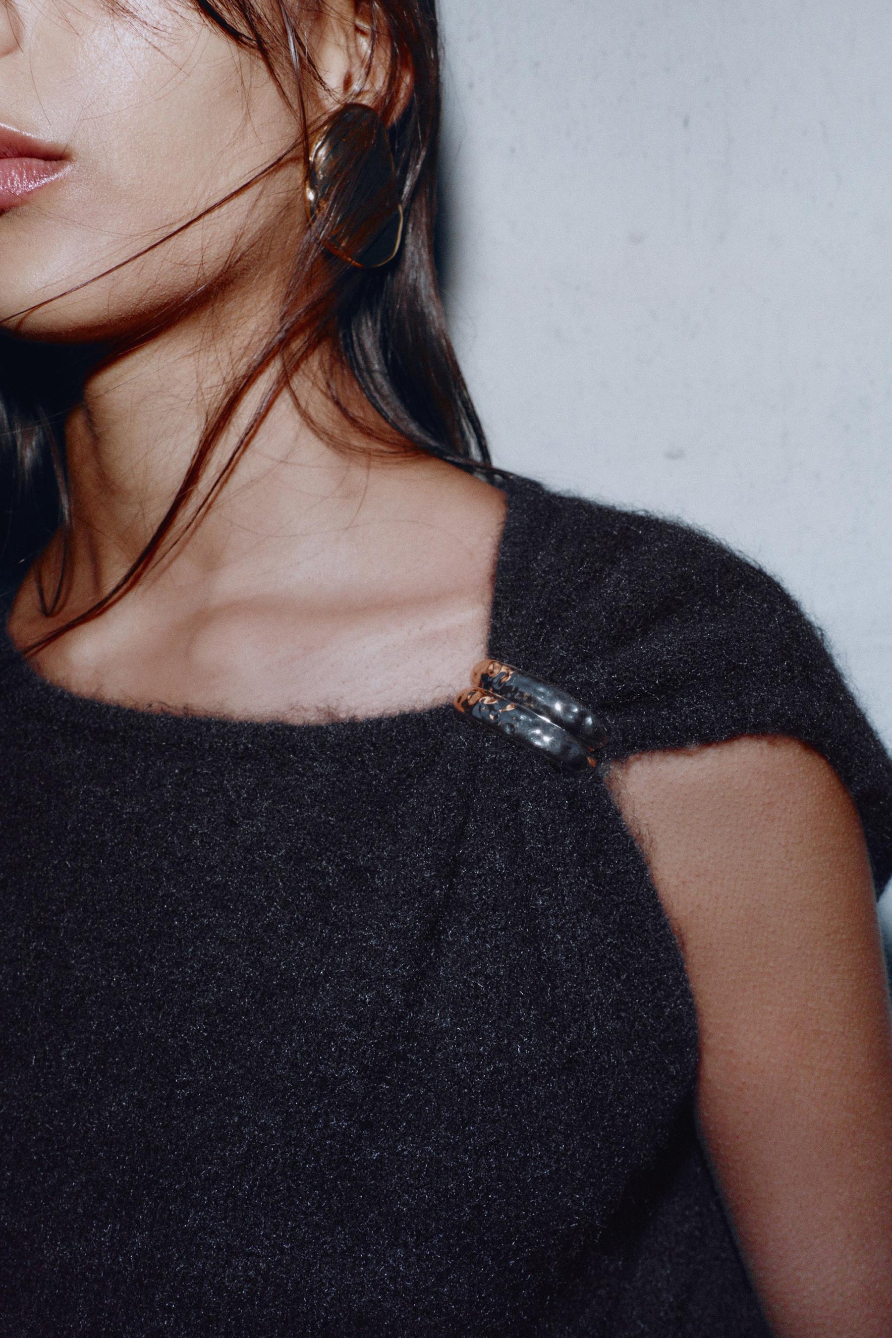 SLEEVELESS KNIT JUMPER WITH BROOCH - Image 3