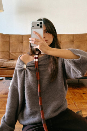 Strickpullover mit Brosche