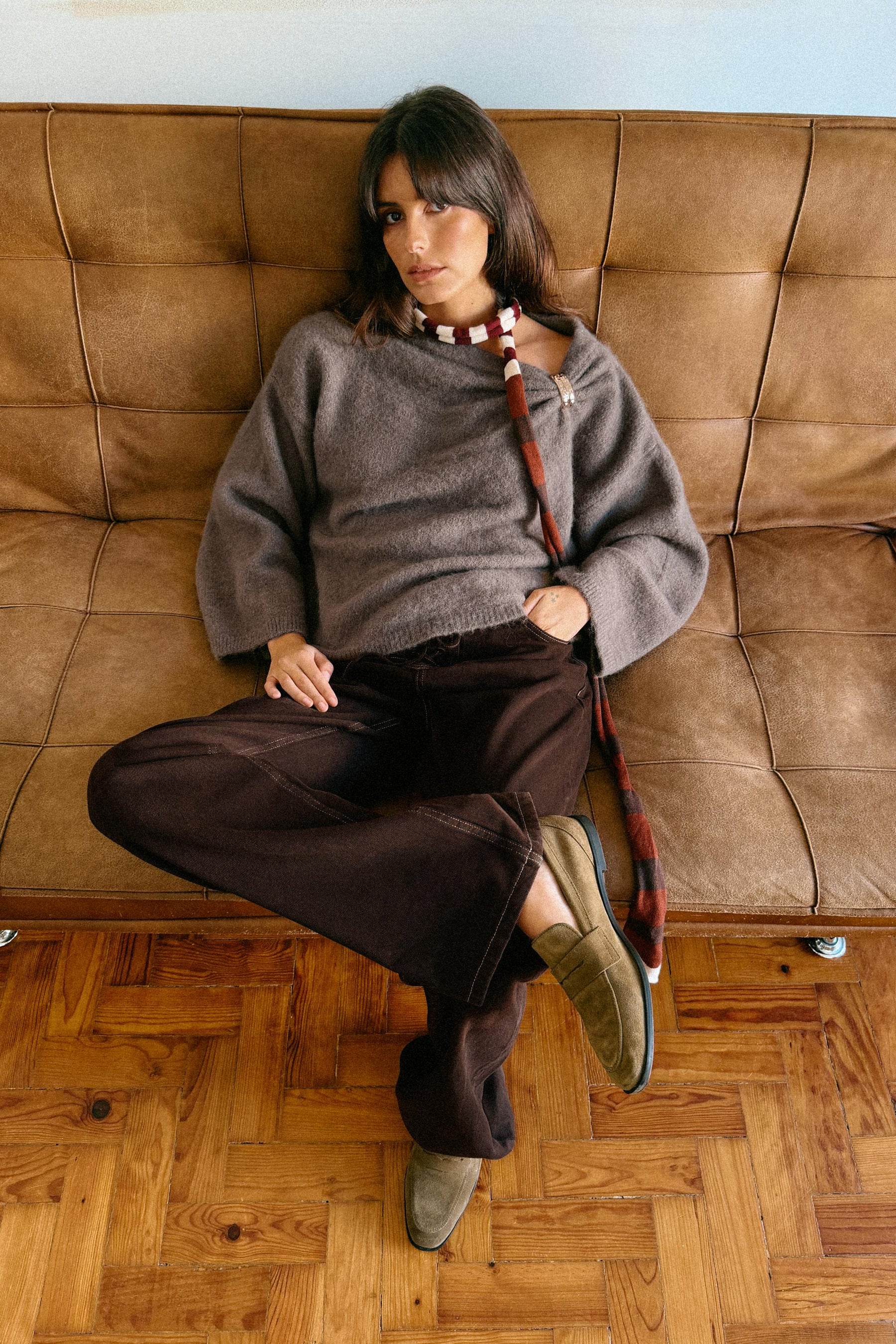 Strickpullover mit Brosche