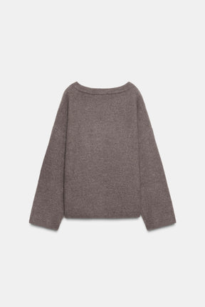 Strickpullover mit Brosche