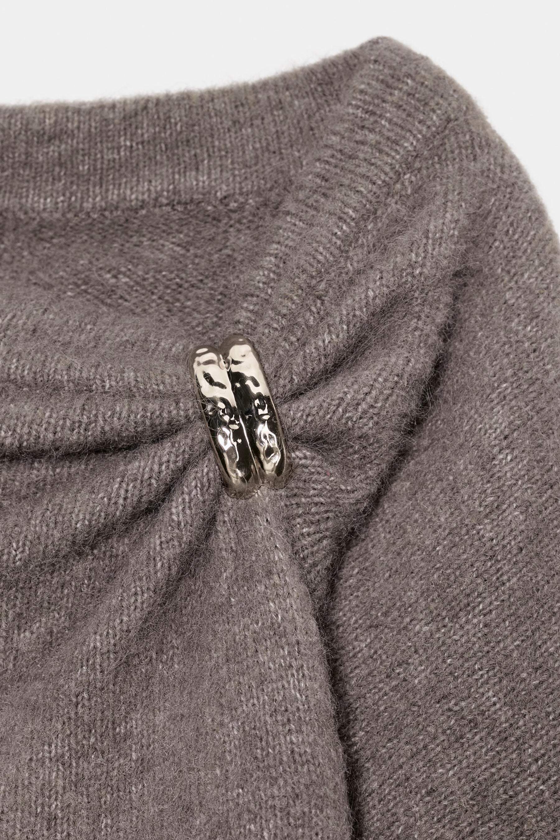 Strickpullover mit Brosche