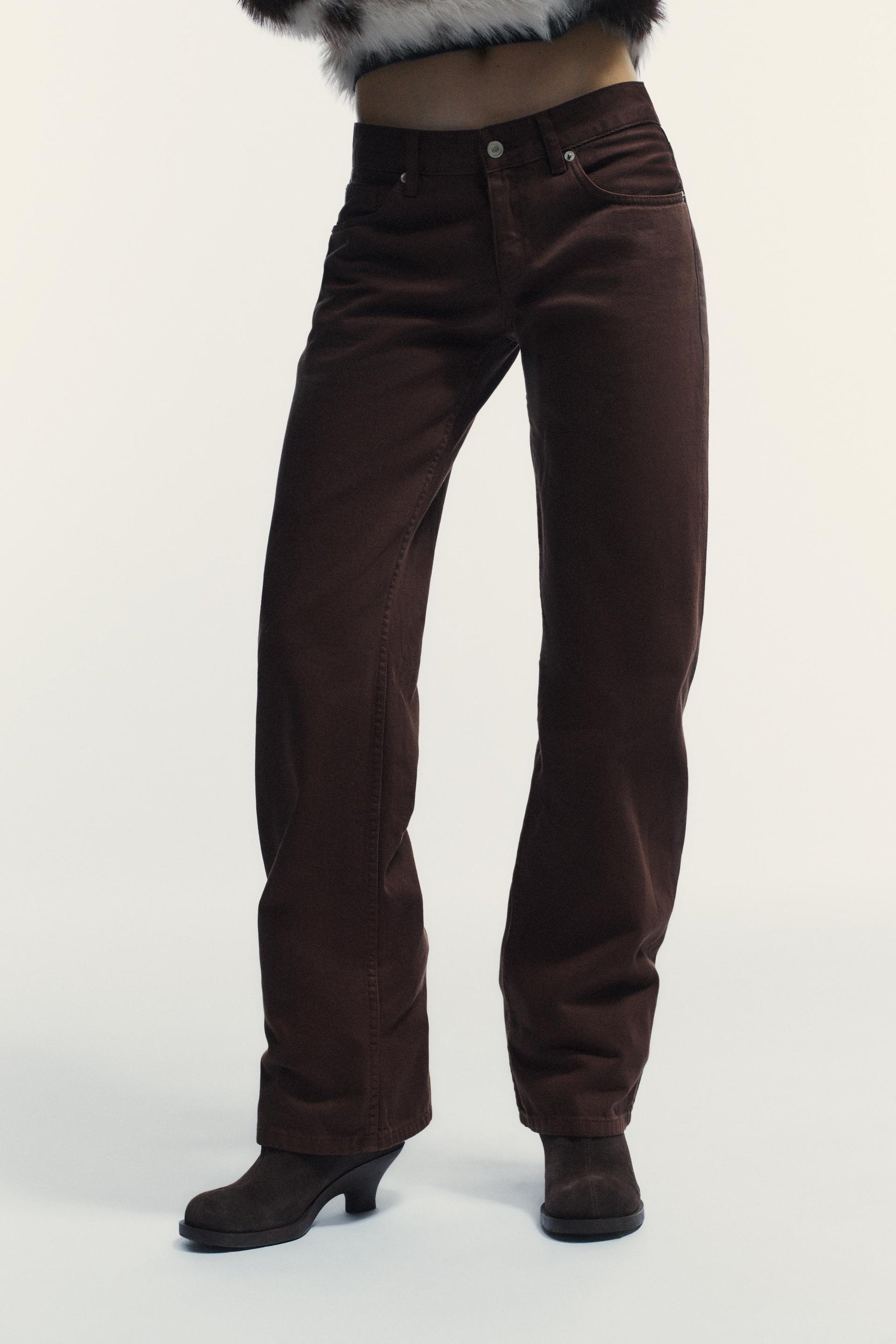 Weit geschnittene, tief sitzende Jeans