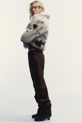 Weit geschnittene, tief sitzende Jeans