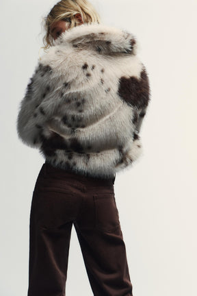 Weit geschnittene, tief sitzende Jeans