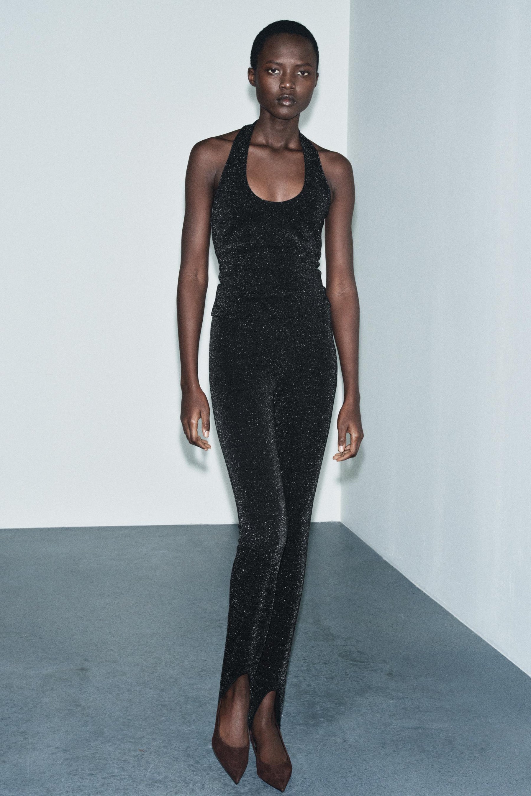 Glänzendes, dehnbares Neckholder-Top.