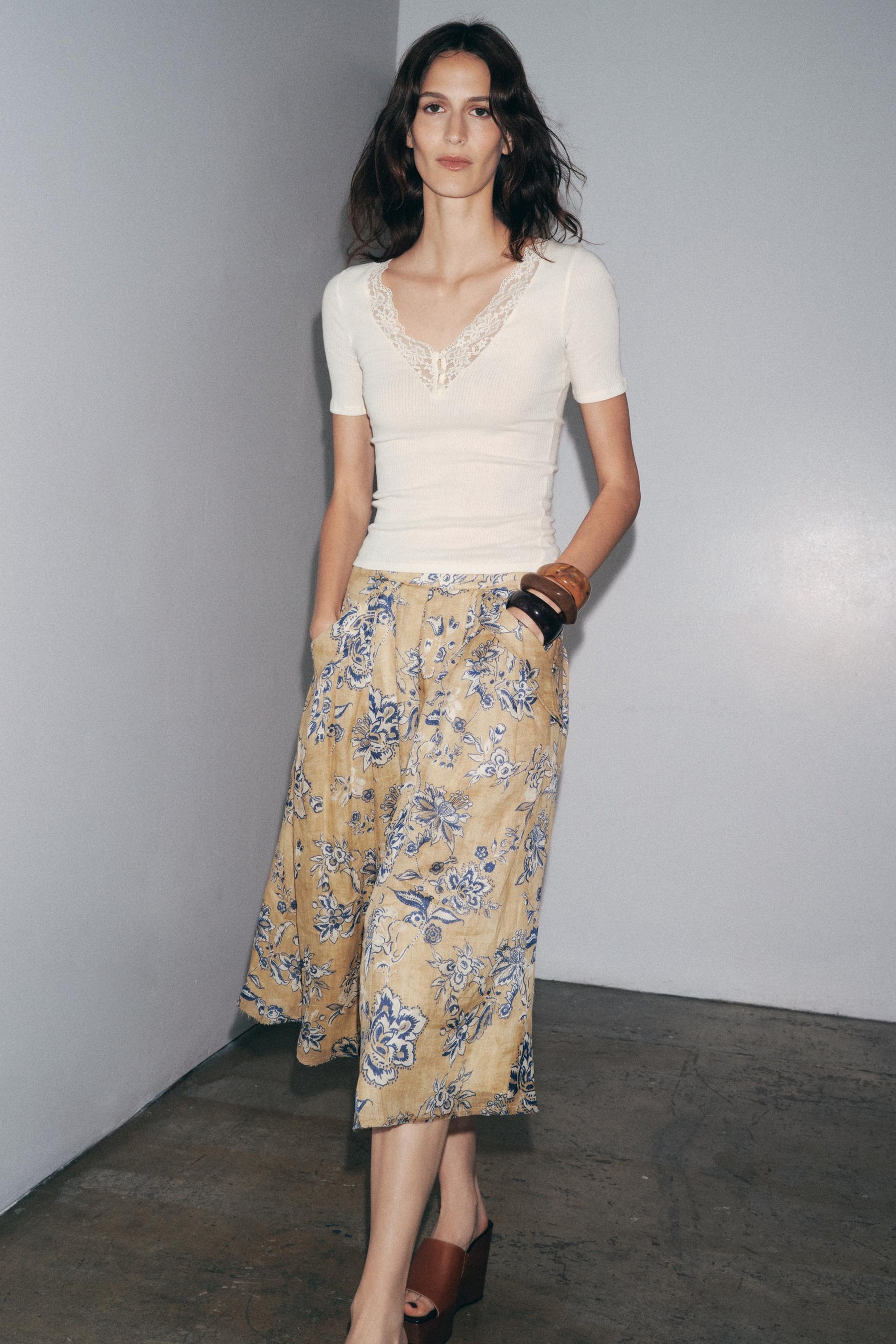 Geripptes Spitzen-T-Shirt