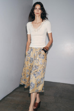 Geripptes Spitzen-T-Shirt