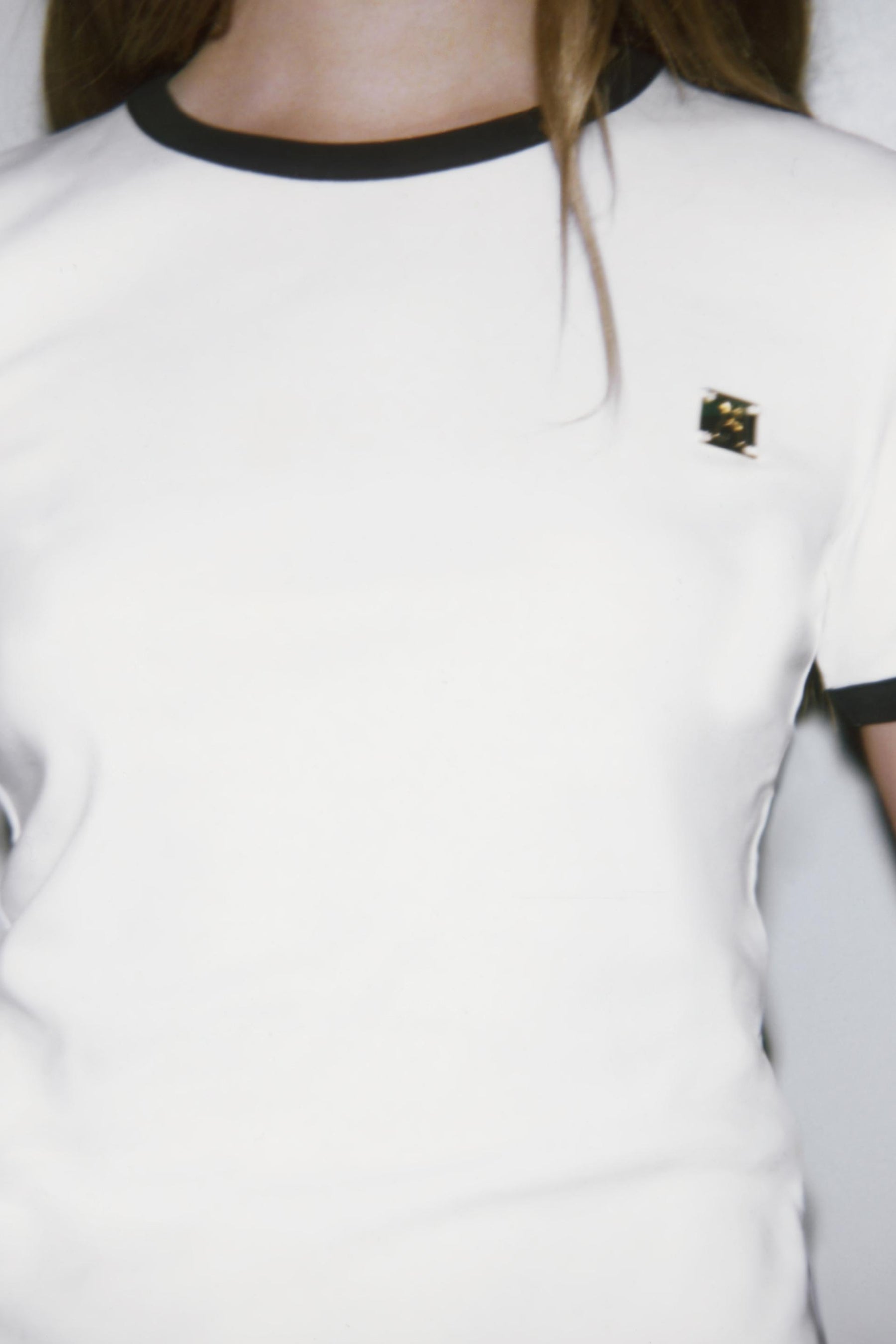 T-Shirt mit Zierleisten und Brosche