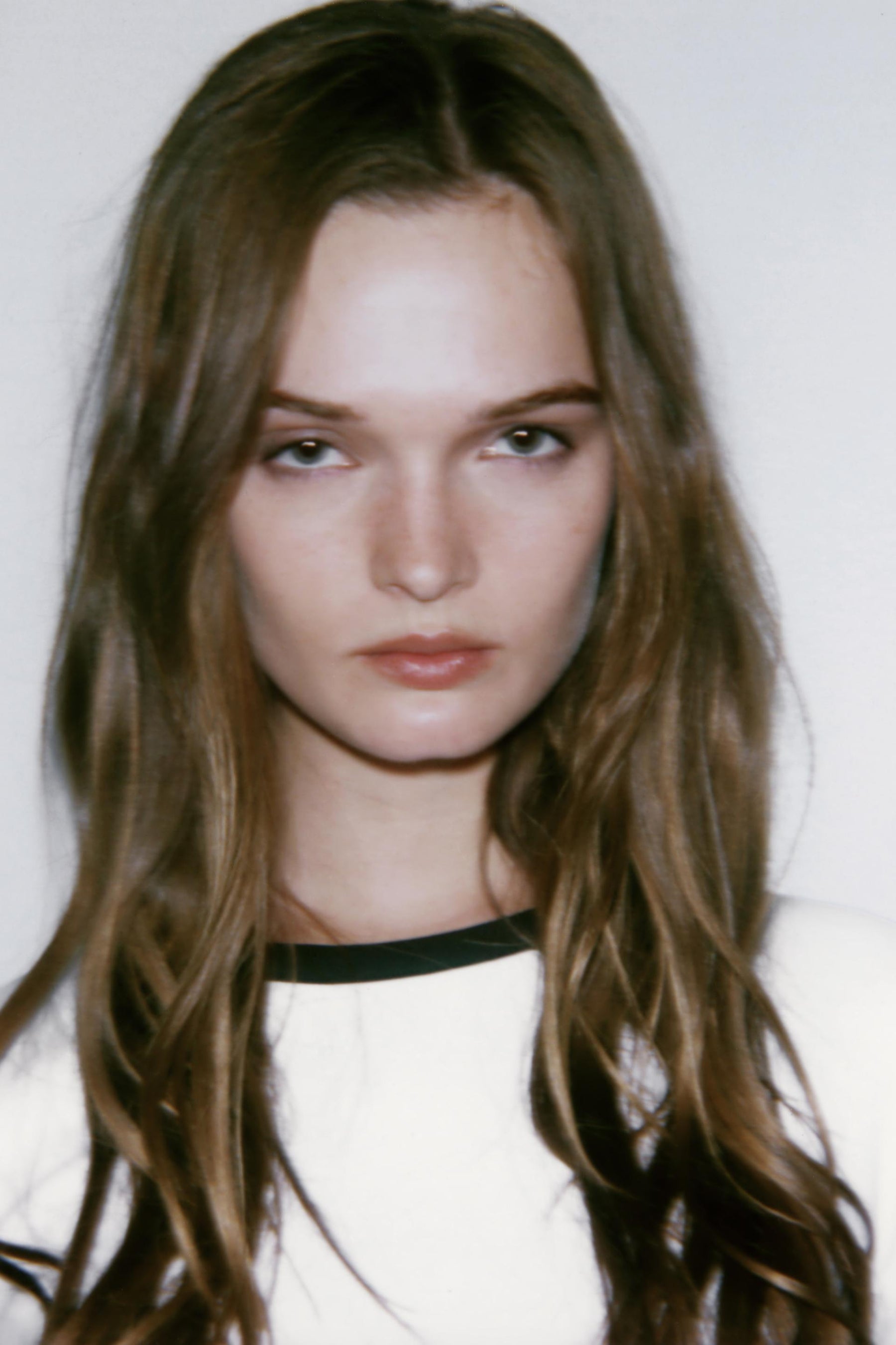 T-Shirt mit Zierleisten und Brosche