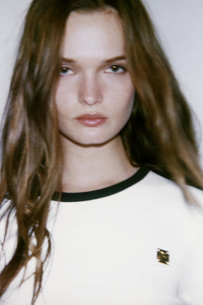 T-Shirt mit Zierleisten und Brosche