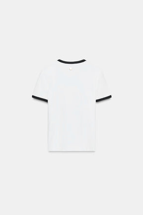 T-Shirt mit Zierleisten und Brosche