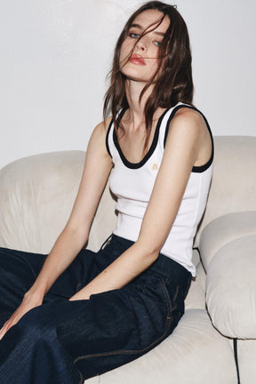 Oberteil mit kontrastfarbenem Besatz und Broschenakzenten