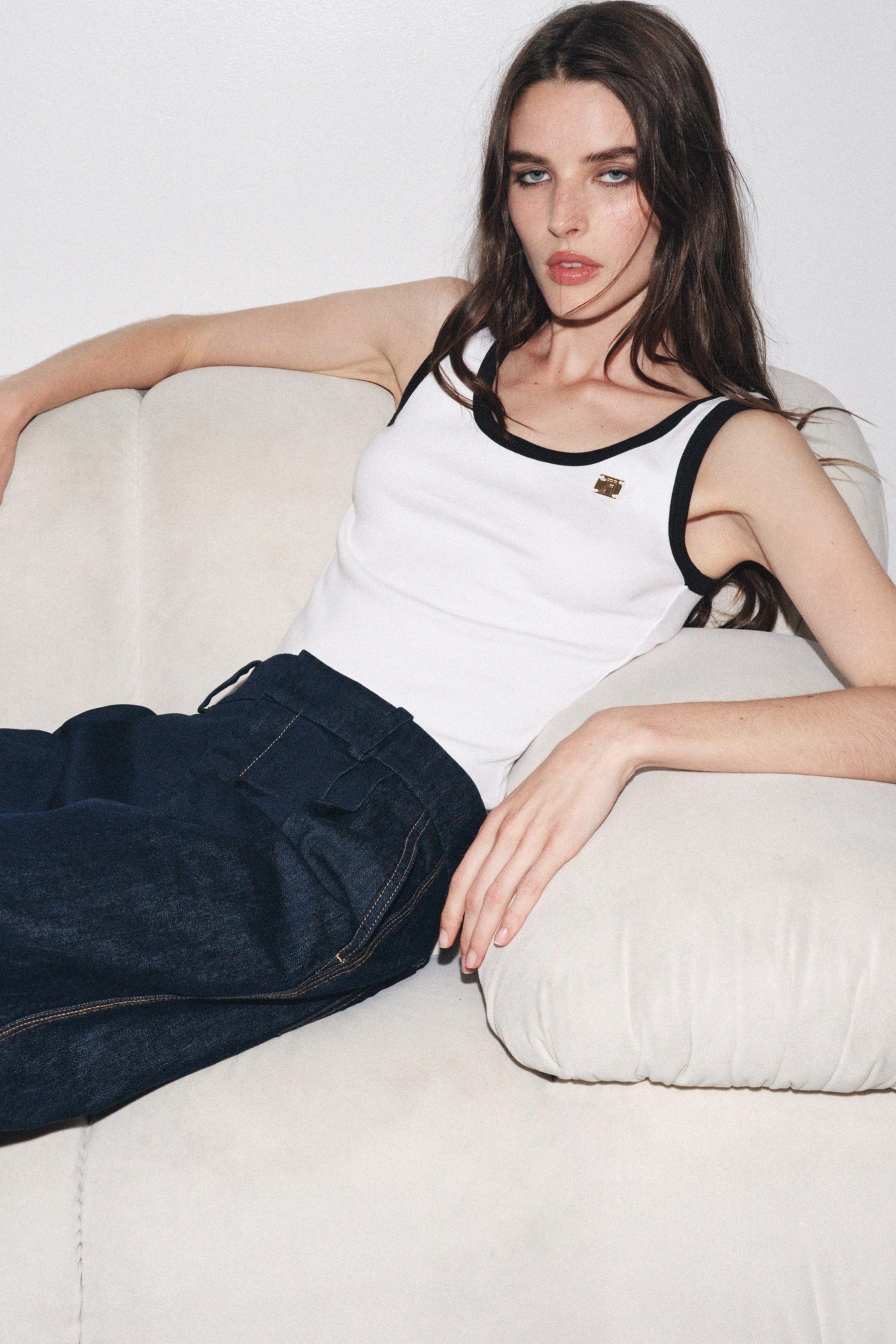 Oberteil mit kontrastfarbenem Besatz und Broschenakzenten