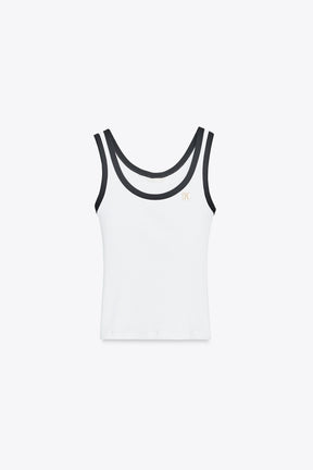 Oberteil mit kontrastfarbenem Besatz und Broschenakzenten