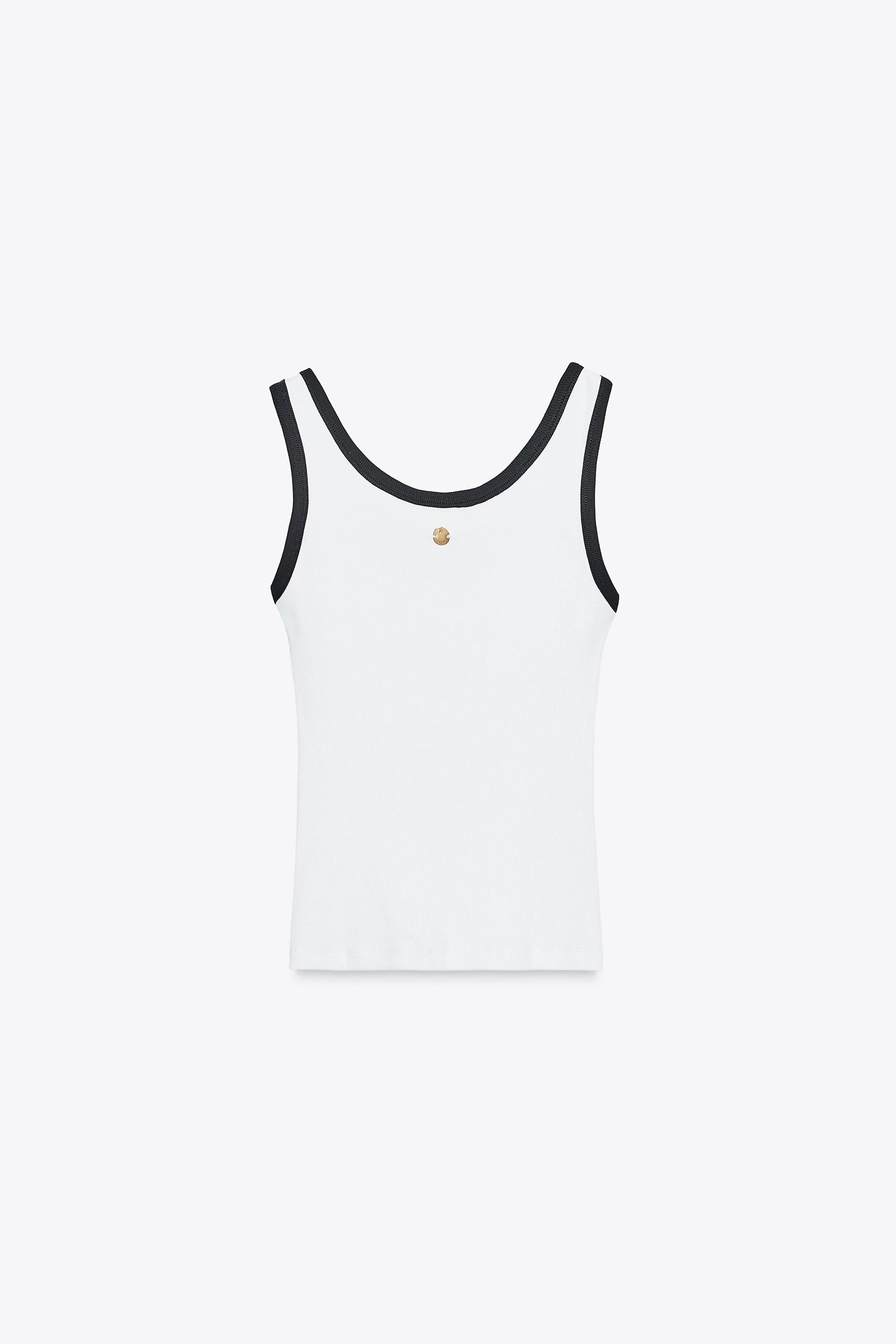 Oberteil mit kontrastfarbenem Besatz und Broschenakzenten