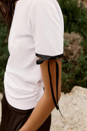 T-Shirt mit kontrastierender Schleife