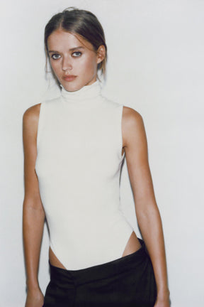 Body mit hohem Kragen