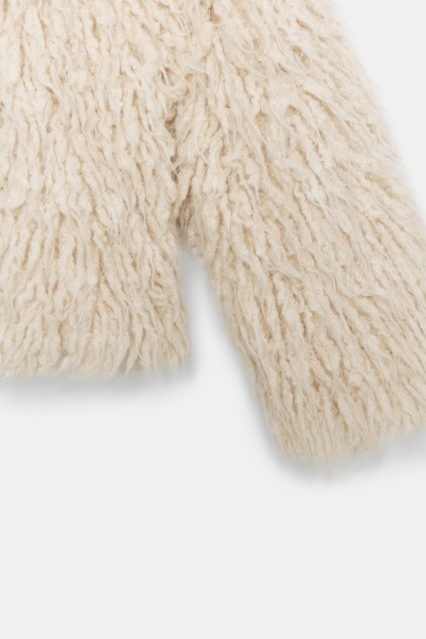 Fransen-Strickjacke aus gebürstetem Haar