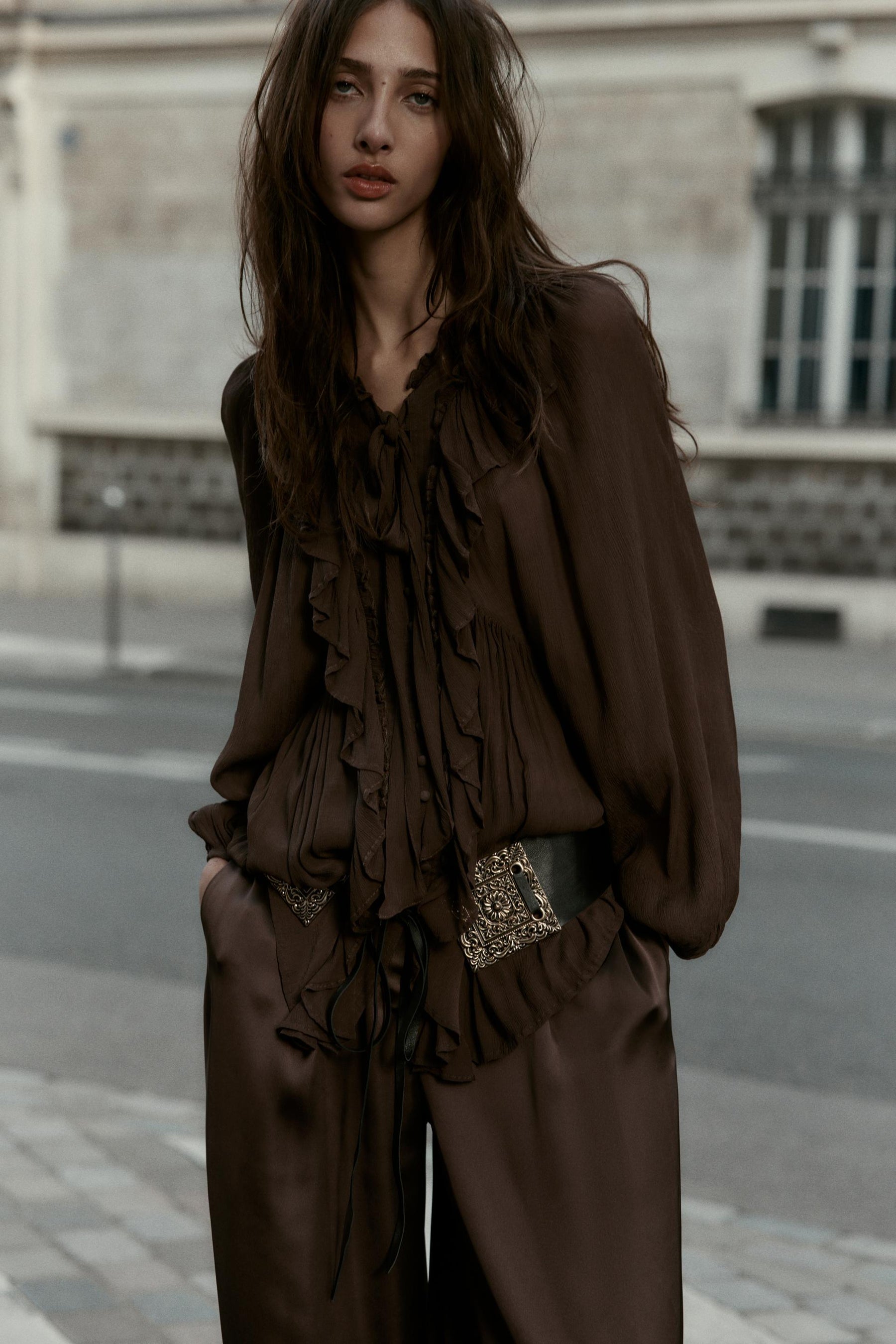 fließendes Hemd mit Rüschenbesatz