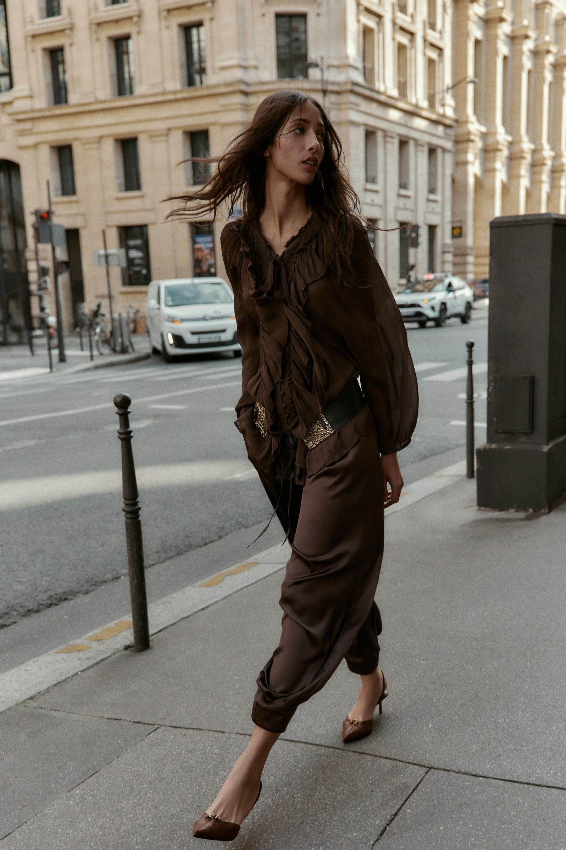 fließendes Hemd mit Rüschenbesatz