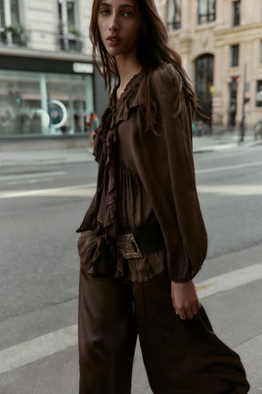 fließendes Hemd mit Rüschenbesatz