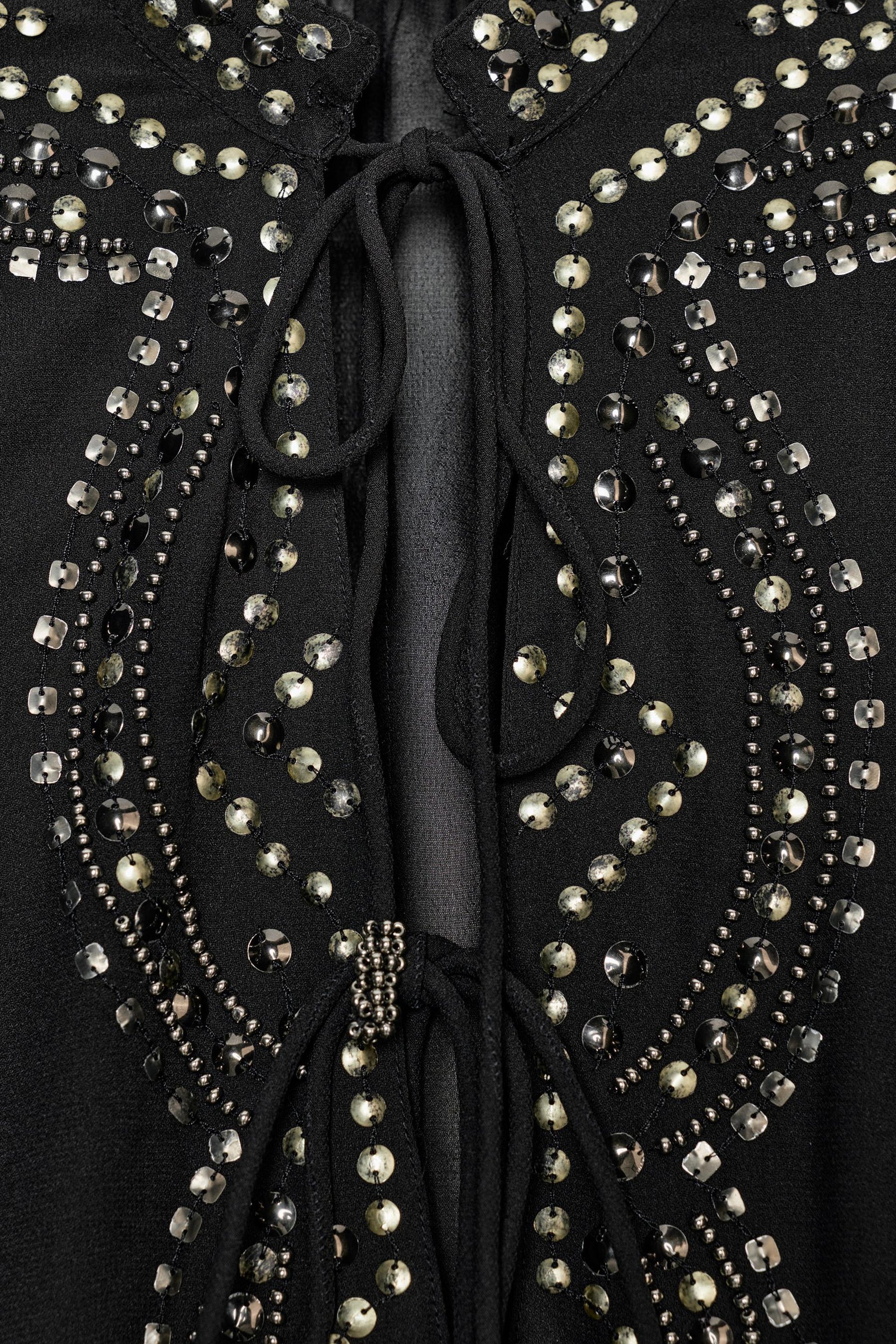 Perlenbesetzte, halbtransparente Bluse