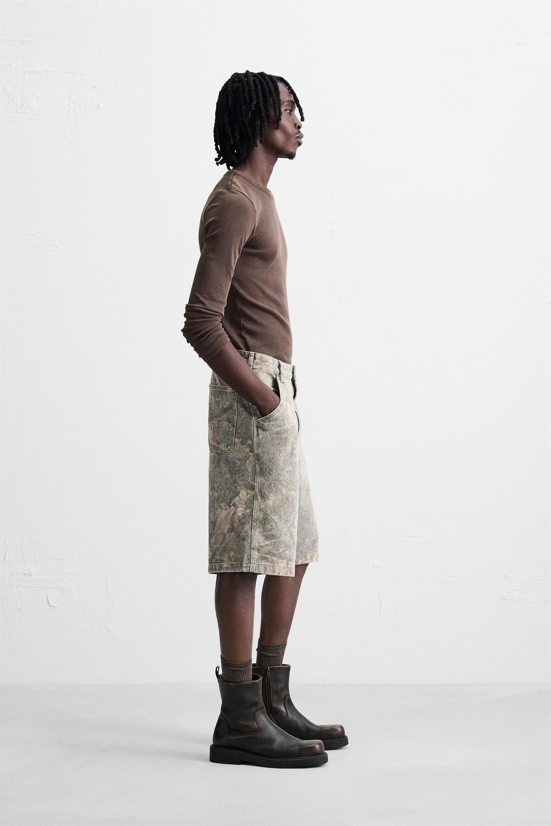 ABSTRACT PRINT RELAXED FIT BERMUDA SHORTS - Image 4