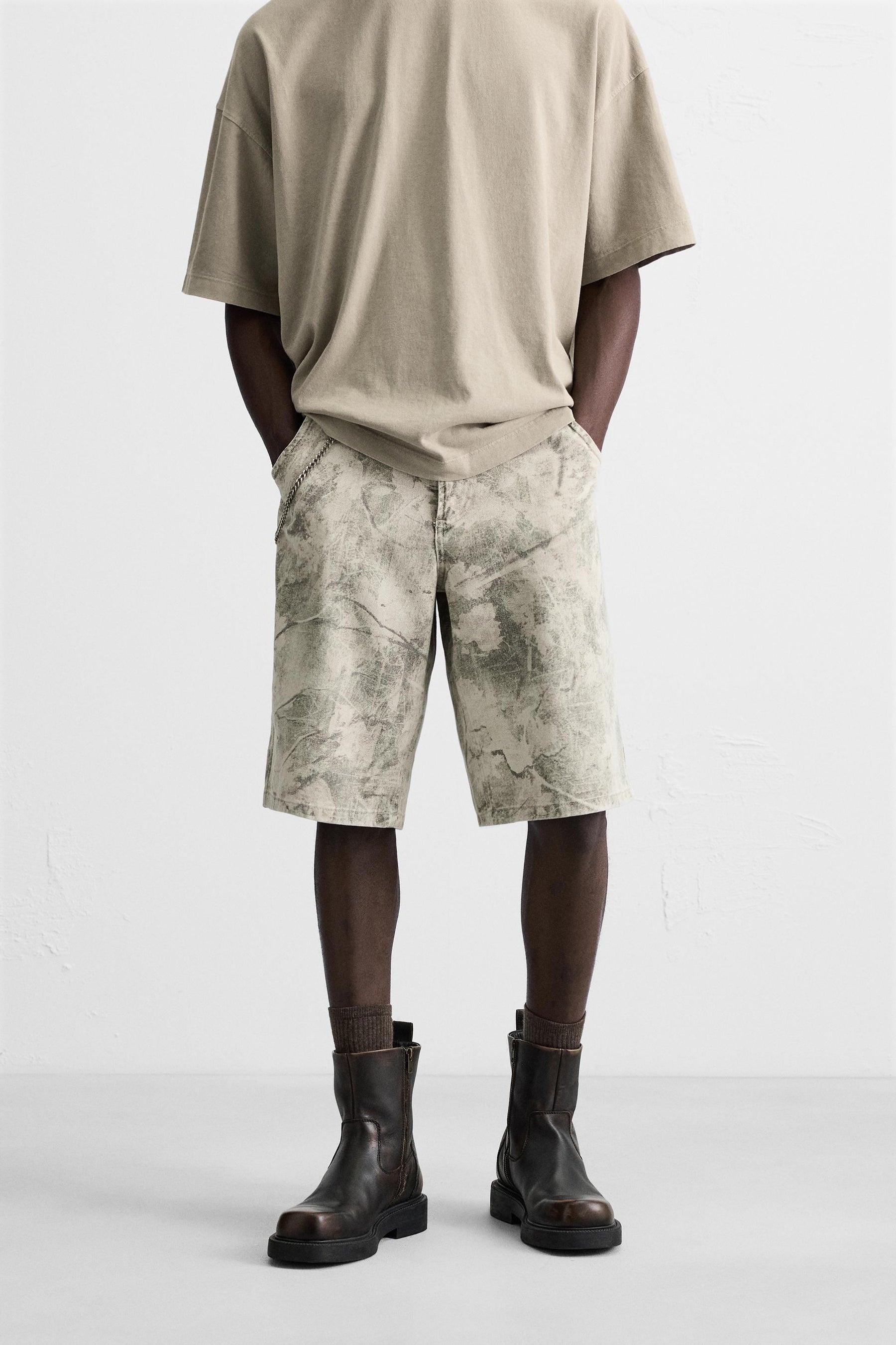 ABSTRACT PRINT RELAXED FIT BERMUDA SHORTS - Image 2