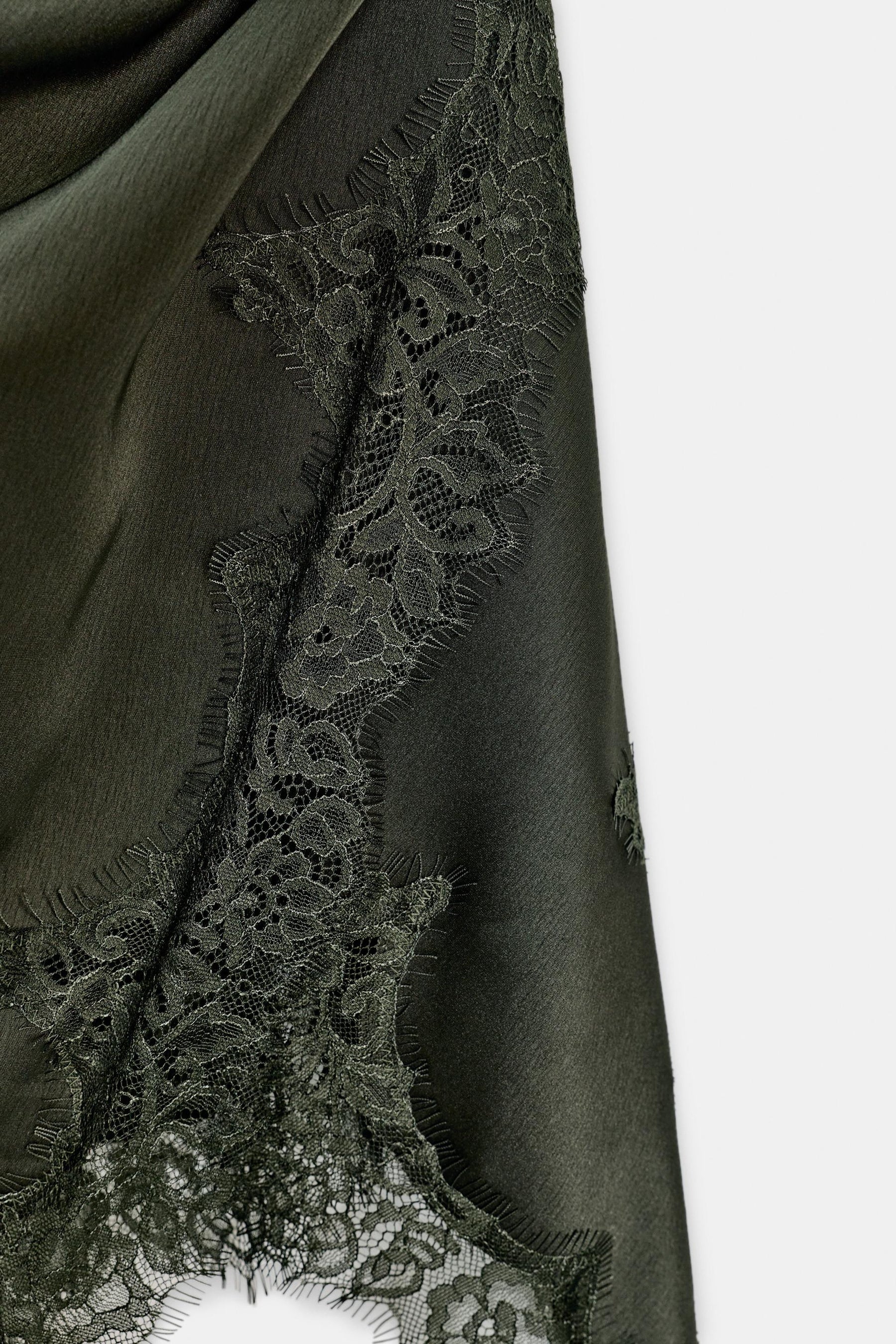 Trägertop mit Spitzensaum