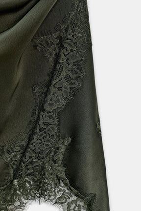 Trägertop mit Spitzensaum