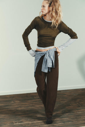 BAGGY-JEANS MIT MITTELHOCHGESCHNITTEN