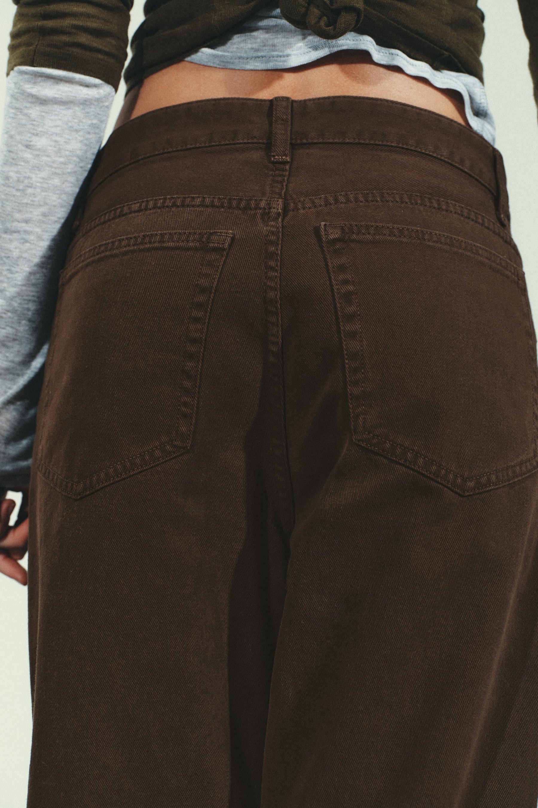 BAGGY-JEANS MIT MITTELHOCHGESCHNITTEN