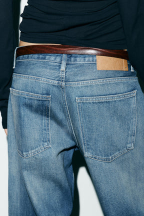 Schmal zulaufende, weite Low-Rise-Jeans