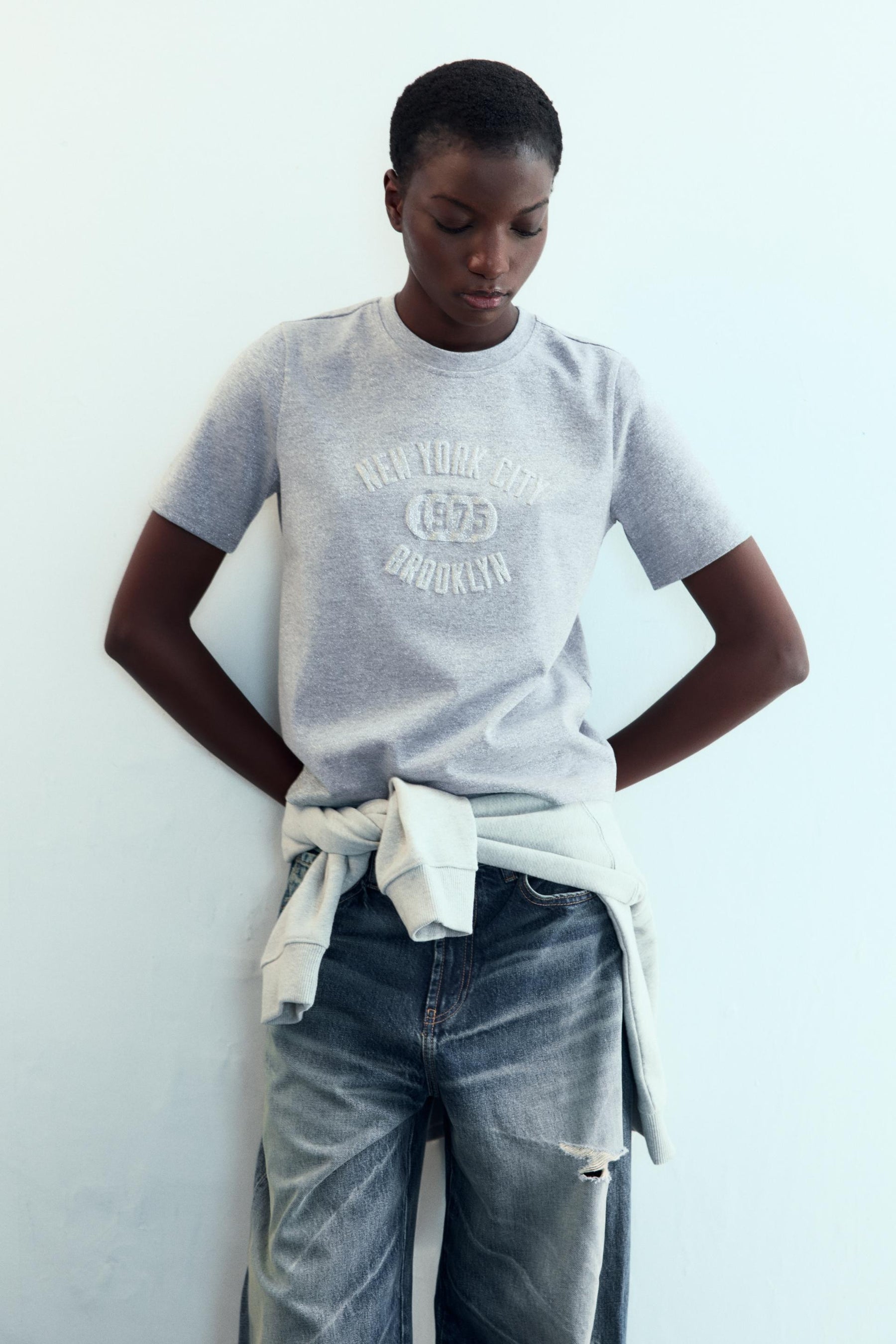 T-SHIRT MIT SCHIMMERTEXT